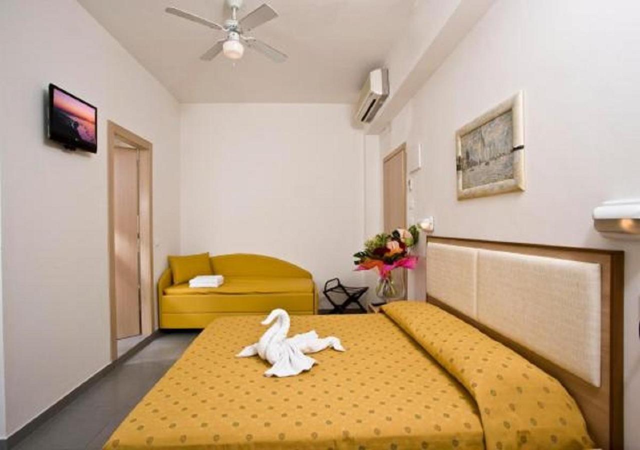 Hotel Nautilus Cattolica Habitación foto